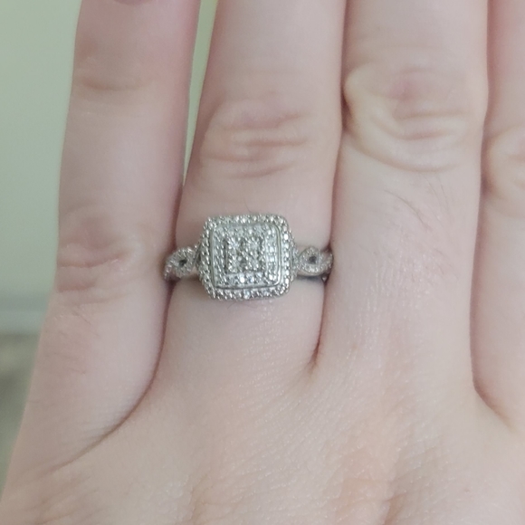 925 stamped silver Ring size 8 - Picture 2 of 4